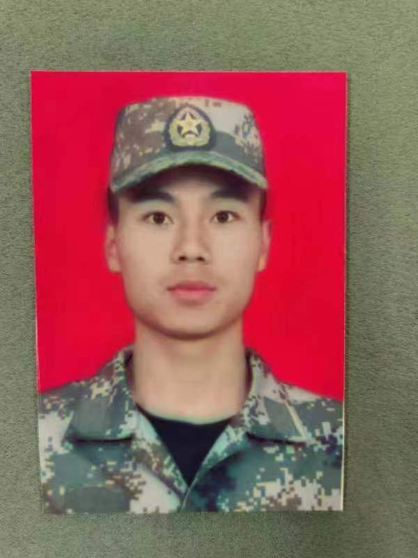 大健康学院光荣入伍学子龙桥源